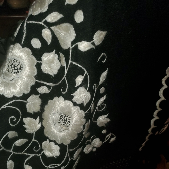 Vtg.Spanish Style Southwestern Shawl Wool & Silk by Suzette - Picture 3 of 9